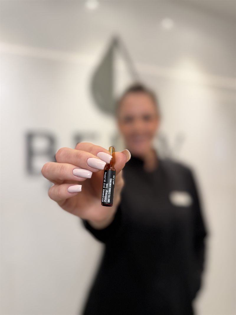 Profissional da Beliv com ampola para terapia injetável